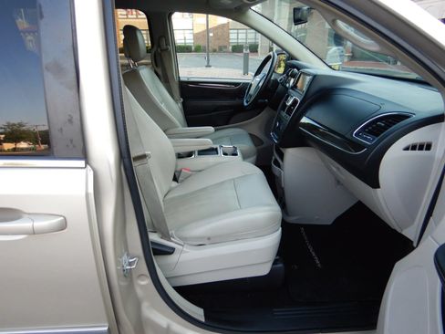 Used 2013 Chrysler Town & Country Touring FWD image 18