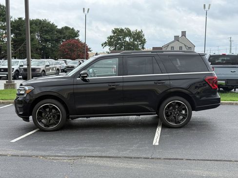 Used 2023 Ford Expedition Limited AWD/4WD image 2