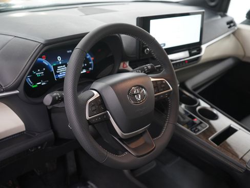 Used 2025 Toyota Sienna Limited image 23