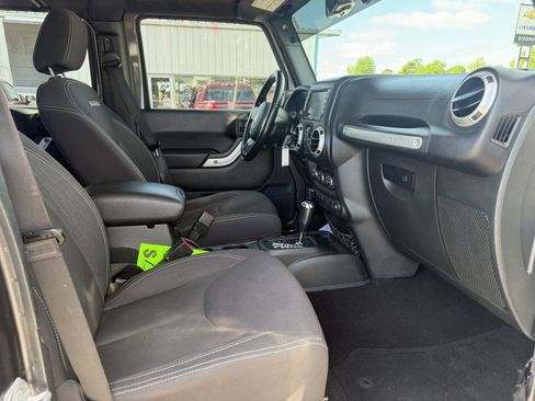 Used 2018 Jeep Wrangler Unlimited Sahara AWD/4WD image 17