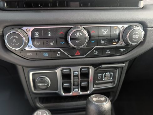 Used 2025 Jeep Wrangler Unlimited Sahara w/ Safety Group AWD/4WD image 20