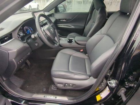 Certified 2023 Toyota Venza XLE image 8