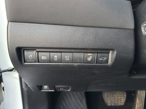 Used 2021 Toyota Venza Limited image 21