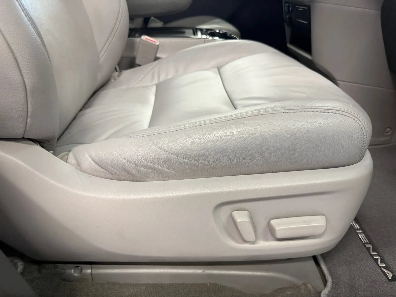 Used 2019 Toyota Sienna XLE FWD image 32