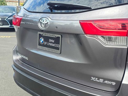 Used 2019 Toyota Highlander XLE AWD/4WD image 12
