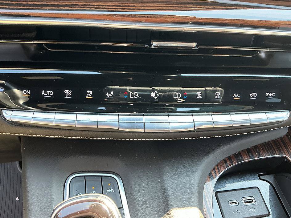 Used 2022 Cadillac Escalade Premium Luxury w/ Performance Package AWD/4WD image 18