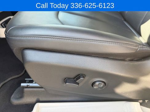 Used 2024 Chrysler Pacifica Touring-L FWD image 15
