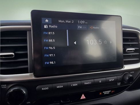 Used 2025 Hyundai Venue SEL image 21