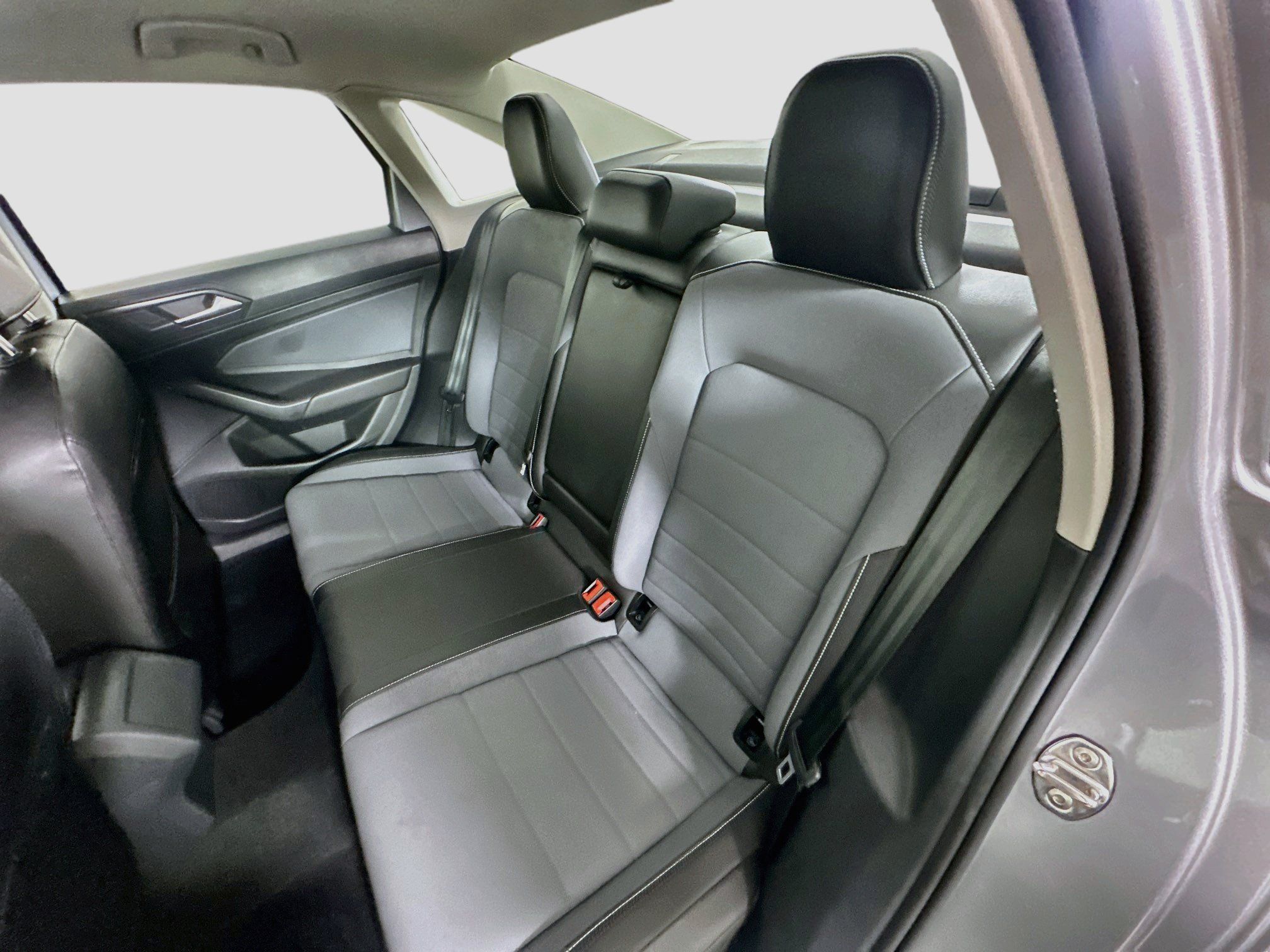 Used 2025 Volkswagen Jetta SE FWD image 28