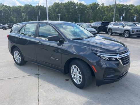 Used 2022 Chevrolet Equinox LS w/ Driver Confidence II Package image 9