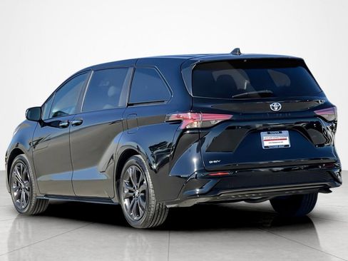 Used 2025 Toyota Sienna XSE image 3
