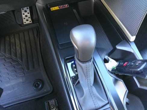 Used 2025 Toyota Camry SE image 27