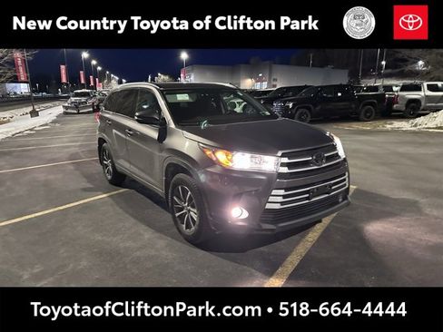 Used 2018 Toyota Highlander XLE image 1