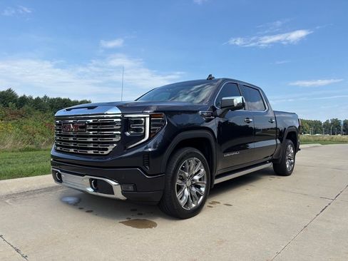Used 2023 GMC Sierra 1500 Denali w/ Denali Reserve Package AWD/4WD image 1