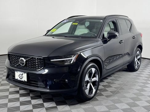 Certified 2025 Volvo XC40 B5 Plus AWD/4WD image 13
