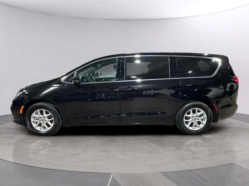 Used 2025 Chrysler Pacifica Select FWD image 6