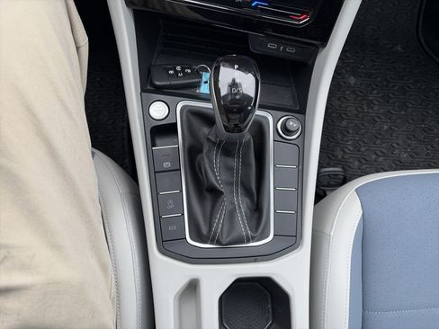 Certified 2025 Volkswagen Jetta SE image 27