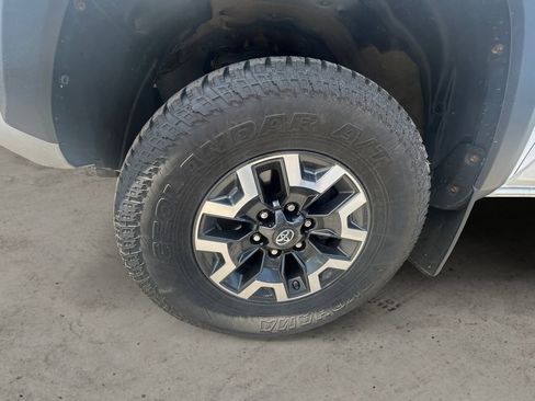 Used 2019 Toyota Tacoma TRD Off-Road w/ Technology Package AWD/4WD image 14