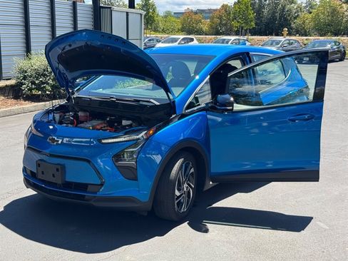Used 2022 Chevrolet Bolt LT w/ Infotainment Package FWD image 9