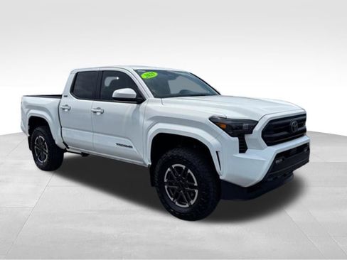 Used 2025 Toyota Tacoma SR5 AWD/4WD image 9