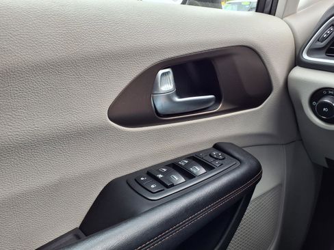Used 2018 Chrysler Pacifica Touring-L w/ Tire & Wheel Group FWD image 22