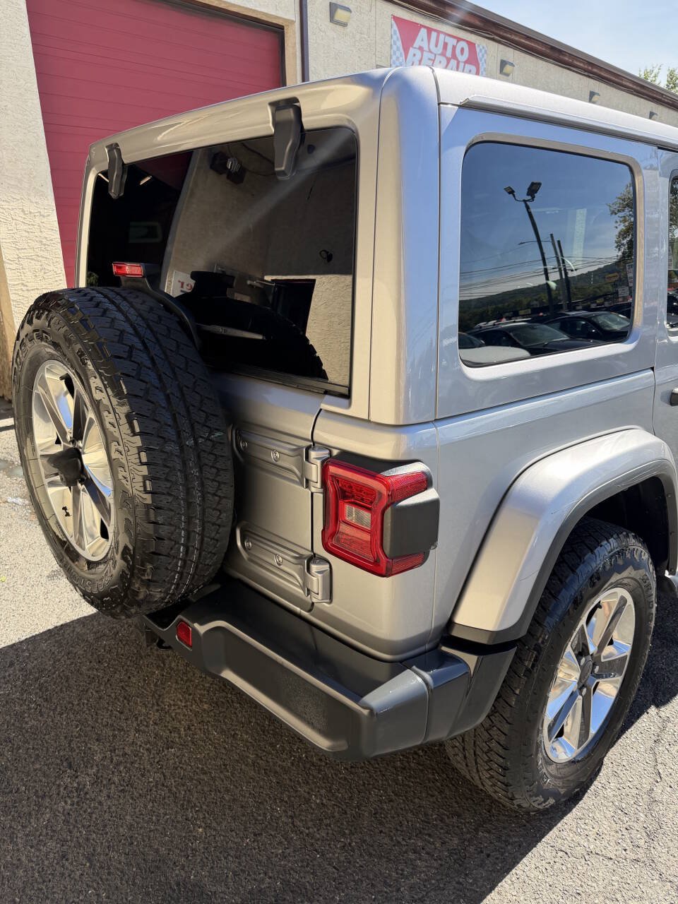Used 2018 Jeep Wrangler Unlimited Sahara AWD/4WD image 16