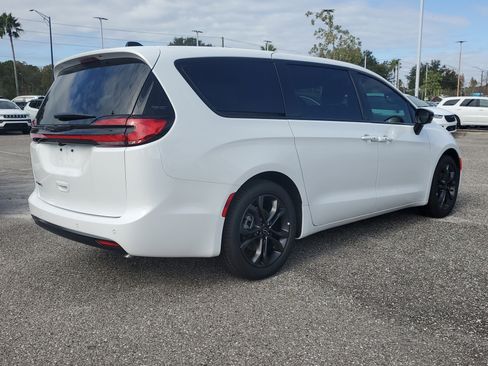 New 2026 Chrysler Pacifica Select image 3