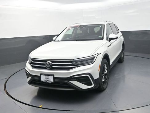 Used 2023 Volkswagen Tiguan SE w/ Panoramic Sunroof Package FWD image 6