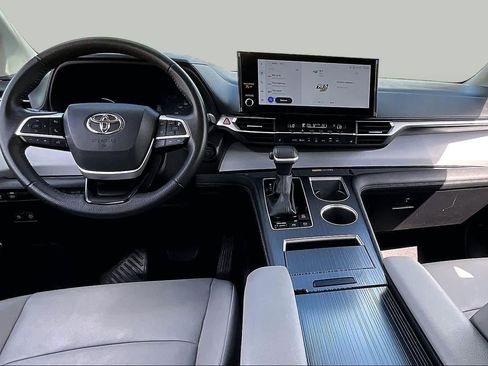 Used 2025 Toyota Sienna XLE FWD image 15