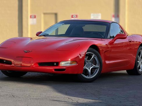 Used 2000 Chevrolet Corvette Coupe w/ Memory Pkg RWD image 1