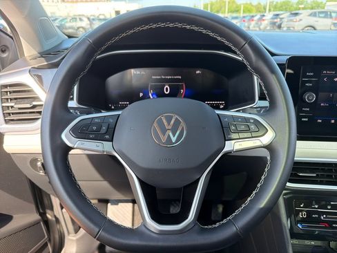 Certified 2025 Volkswagen Taos SE AWD/4WD image 11