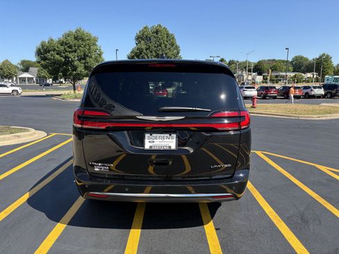 Used 2026 Chrysler Pacifica Limited FWD image 5