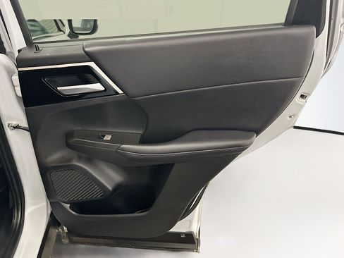 Used 2024 Mitsubishi Outlander SE image 32