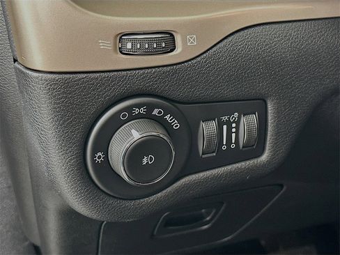 Used 2017 Jeep Cherokee Latitude w/ Cold Weather Group image 15