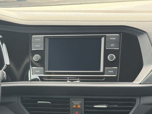 Used 2024 Volkswagen Jetta SE FWD image 17