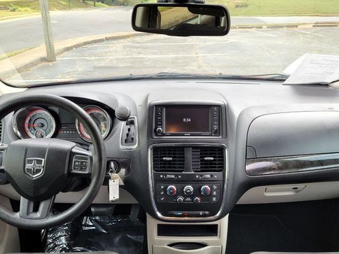 Used 2019 Dodge Grand Caravan SE w/ UConnect Hands-Free Group image 9