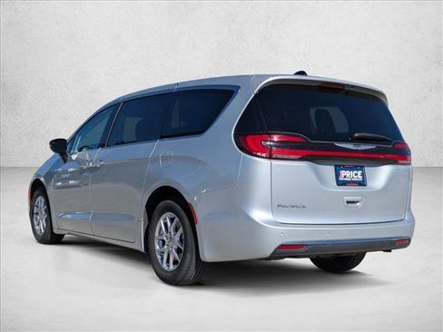 Used 2024 Chrysler Pacifica Touring-L FWD image 8