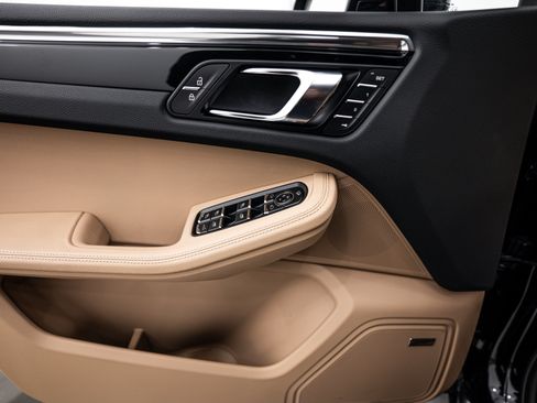 Certified 2026 Porsche Macan AWD/4WD image 17