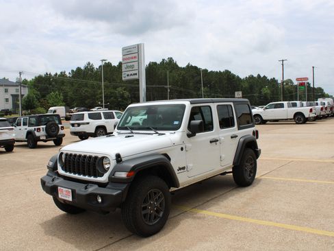 Used 2025 Jeep Wrangler Unlimited Sport AWD/4WD image 3