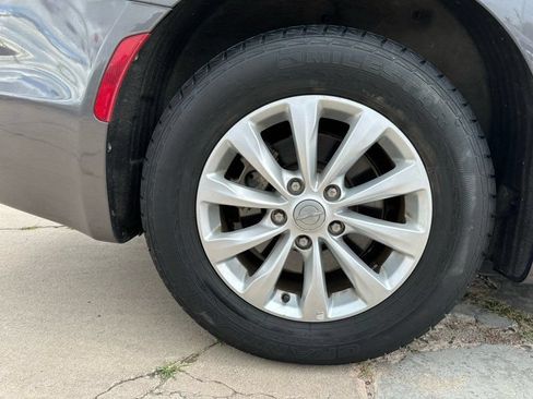 Used 2017 Chrysler Pacifica Touring-L FWD image 9