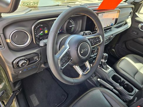 Used 2024 Jeep Wrangler Unlimited Sahara w/ Technology Group AWD/4WD image 19