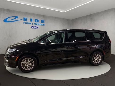 Used 2024 Chrysler Pacifica Touring-L image 3