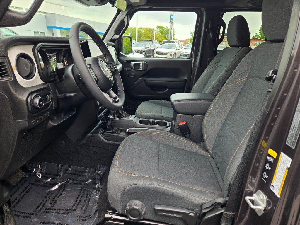 Used 2025 Jeep Wrangler Unlimited Sport AWD/4WD image 19