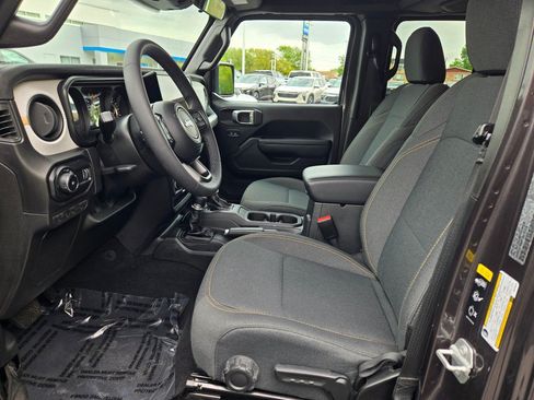 Used 2025 Jeep Wrangler Unlimited Sport AWD/4WD image 19