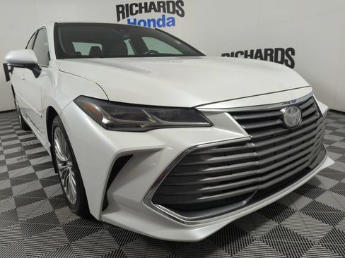 Used 2019 Toyota Avalon Limited FWD image 6