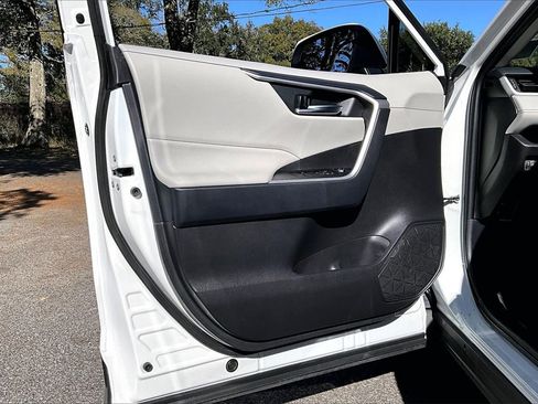 Used 2025 Toyota RAV4 XLE image 17