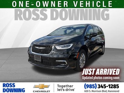 Used 2025 Chrysler Pacifica Select