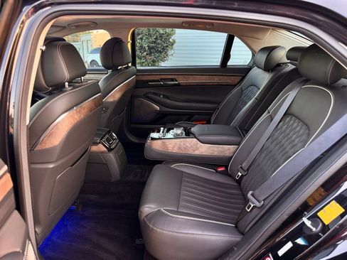 Used 2020 Genesis G90 3.3T Premium RWD image 8