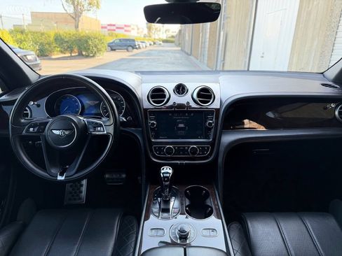 Used 2017 Bentley Bentayga AWD/4WD image 18