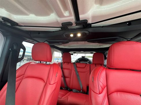 Used 2024 Jeep Wrangler Unlimited Rubicon image 32